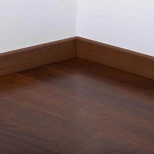 Плинтус шпонированный Tarkett ASH COGNAC 80х20х2400 в интерьере