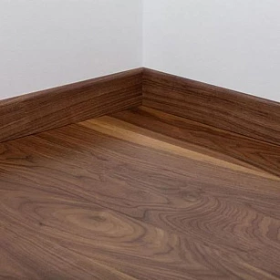 Плинтус шпонированный Tarkett WALNUT 80х20х2400 в интерьере