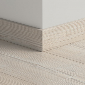 Плинтус ПВХ прямой для LVT Pergo PGVSK40054 Сосна Шале светлая 2400х12х58 в интерьере