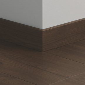 Плинтус ПВХ прямой для LVT Pergo PGVSK40225 Дуб угольный промасленный 2400х12х58 в интерьере