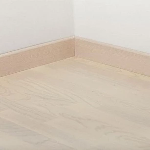 Плинтус шпонированный Tarkett OAK SCANDINAVIAN 80х20х2400 в интерьере